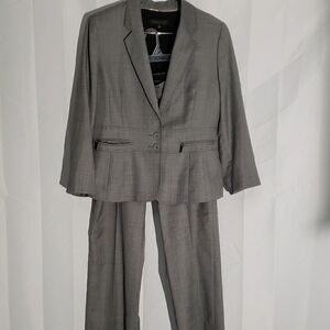 Lightweight Anne Klein Suit set. Slacks and Blazer Gray size 14P. Wool Blend.
